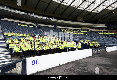 Une vue générale de la présence policière à l'intérieur de Hampden Park avant le match Banque D'Images