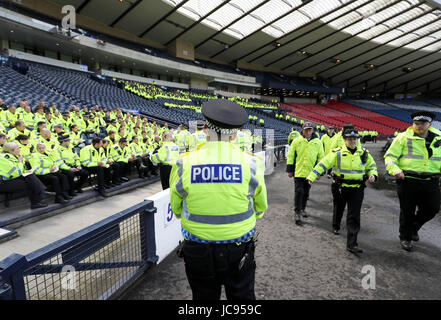 Une vue générale de la présence policière à l'intérieur de Hampden Park avant le match Banque D'Images