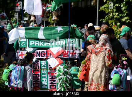 Une vue générale de l'Angleterre et le Pakistan de marchandises pour le vendre avant l'ICC Champions trophy, semi-finale au Stade de Cardiff au Pays de Galles. Banque D'Images