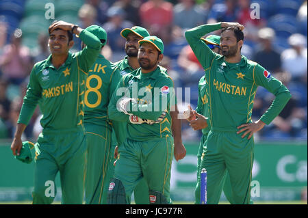 Le Pakistan's Junaid Khan (à droite) réagit après un début wicket contre l'Angleterre, Jonny Bairstow (pas sur la photo) n'est pas donné au cours de l'ICC Champions trophy, semi-finale au Stade de Cardiff au Pays de Galles. Banque D'Images