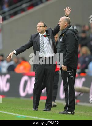 MARTIN O'NEILL APPELS ASTON VILLA V MANCHESTER UNITE WEMBLEY Londres Angleterre 28 Février 2010 Banque D'Images