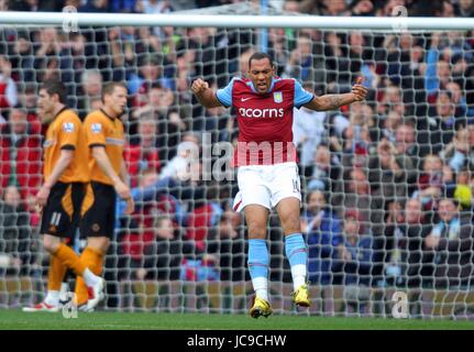 JOHN CAREW CÉLÈBRE ASTON VILLA V LOUPS VILLA PARK BIRMINGHAM ENGLAND 20 Mars 2010 Banque D'Images