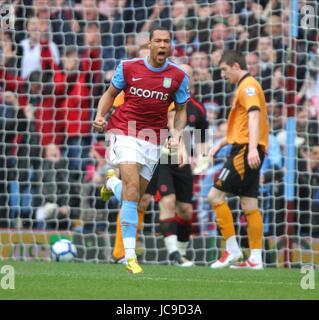 JOHN CAREW CÉLÈBRE ASTON VILLA V LOUPS VILLA PARK BIRMINGHAM ENGLAND 20 Mars 2010 Banque D'Images