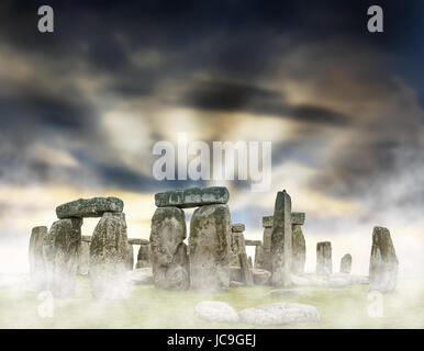 Fantasy lever du soleil à Stonehenge avec ciel dramatique Banque D'Images