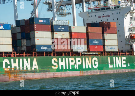 Porte-conteneurs en provenance de Chine Shipping Line vu à Melbourne, Victoria, Australie docks Banque D'Images