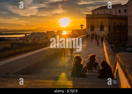 Castello Cagliari coucher du soleil un soir d'été, les gens se rassemblent le long d'un tronçon de la muraille médiévale dans le quartier de Castello à regarder le coucher du soleil, Cagliari. Banque D'Images