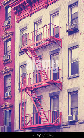 Vintage photo aux couleurs d'un immeuble d'un escalier de secours de Manhattan, New York City, USA. Banque D'Images