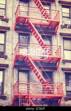Vintage photo aux couleurs d'un immeuble d'un escalier de secours de Manhattan, New York City, USA. Banque D'Images