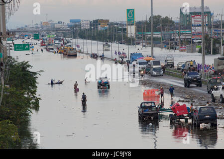 AYUTHAYA THAILANDE - octobre 14,2011 : l'attaque de l'eau inondation sur phahonyothin road principal coupe du transport terrestre au nord du pays Banque D'Images