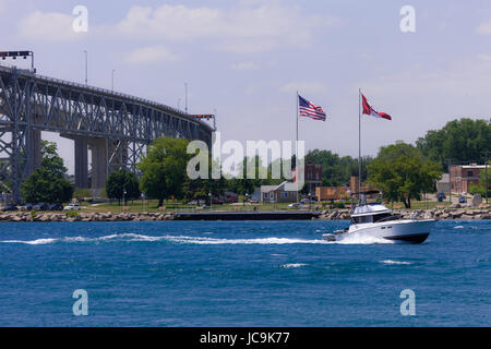 Sarnia, Canada - le 12 juin 2017. Les bateaux de plaisance et les véhicules nautiques à la vitesse en montée et en descente la rivière Sainte-Claire entre Sarnia et Port Huron Canada USA. Banque D'Images