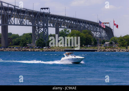 Sarnia, Canada - le 12 juin 2017. Les bateaux de plaisance et les véhicules nautiques à la vitesse en montée et en descente la rivière Sainte-Claire entre Sarnia et Port Huron Canada USA. Banque D'Images