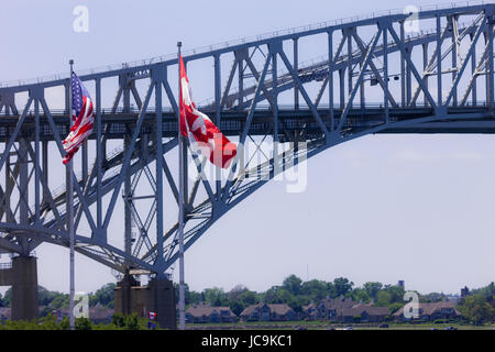 Sarnia, Canada - le 12 juin 2017. Les camions et les voitures font leur chemin à travers le pont Blue Water à Sarnia, Canada. Ouvert en 1938, le pont relie Canad Banque D'Images