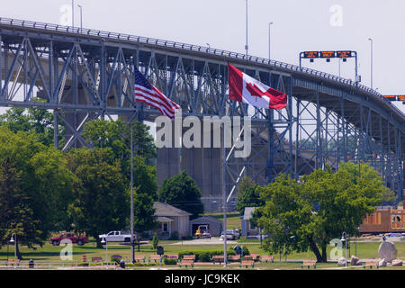 Sarnia, Canada - le 12 juin 2017. Les camions et les voitures font leur chemin à travers le pont Blue Water à Sarnia, Canada. Ouvert en 1938, le pont relie Canad Banque D'Images