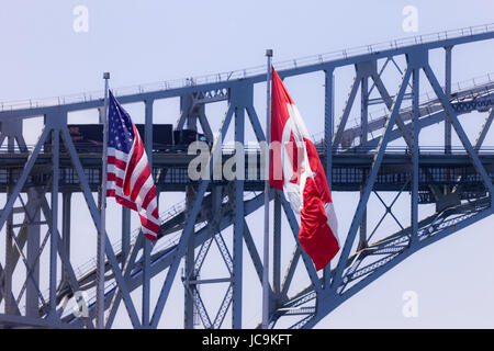 Sarnia, Canada - le 12 juin 2017. Les camions et les voitures font leur chemin à travers le pont Blue Water à Sarnia, Canada. Ouvert en 1938, le pont relie Canad Banque D'Images