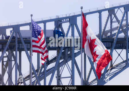 Sarnia, Canada - le 12 juin 2017. Les camions et les voitures font leur chemin à travers le pont Blue Water à Sarnia, Canada. Ouvert en 1938, le pont relie Canad Banque D'Images