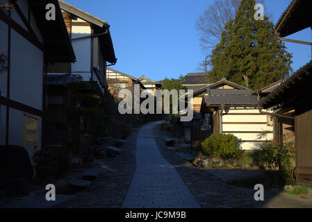 La route Nakasendo serpente à travers Magome, une période Edo ville dans la préfecture de Gifu. Banque D'Images