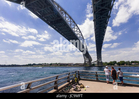 Sarnia, Canada - le 12 juin 2017. Les gens se rassemblent sous le pont Blue Water à Sarnia, Canada. Banque D'Images