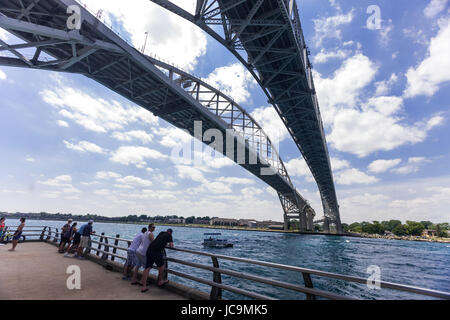 Sarnia, Canada - le 12 juin 2017. Les gens se rassemblent sous le pont Blue Water à Sarnia, Canada. Banque D'Images