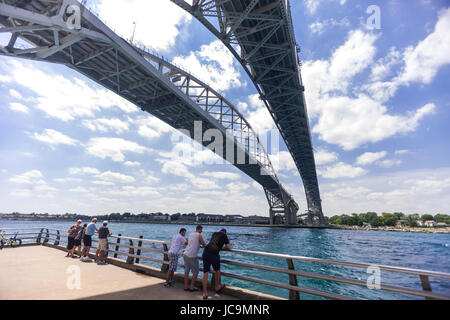 Sarnia, Canada - le 12 juin 2017. Les gens se rassemblent sous le pont Blue Water à Sarnia, Canada. Banque D'Images