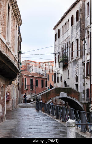 L'Italie, Venise, Castello. Vue paysage urbain typique de Venise, traversé le pont canal,maisons,réflexions,volets,sur windows Banque D'Images