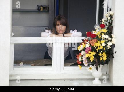 La chanteuse française Françoise Hardy posant dans son appartement parisien situé à l'île Saint-Louis. c.2792 Photo Michael Holtz Banque D'Images