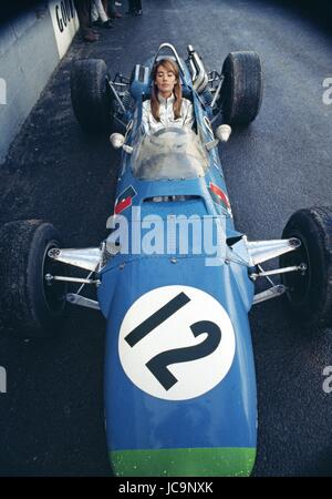 La chanteuse française Françoise Hardy posant dans la voiture de Formule 2 pilote français Henri Pescarolo pendant le Grand Prix de Reims-Gueux. 15 septembre 1968 Photo Michael Holtz Banque D'Images