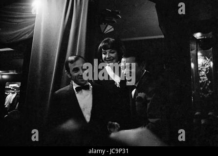 Charles Aznavour, Régine et Henri Salvador assister à un gala de bienfaisance organisé par le chanteur Maurice Chevalier. Paris, le 28 janvier 1965 Photo Michael Holtz Banque D'Images