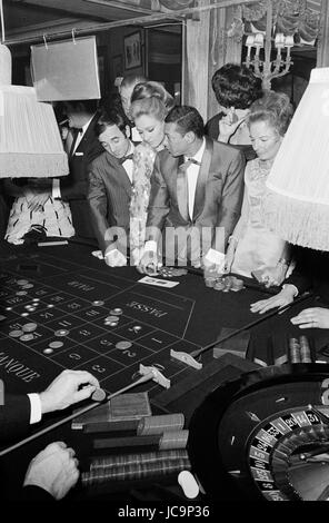 Charles Aznavour et Henri Salvador assister à un gala de bienfaisance organisé par le chanteur Maurice Chevalier. Paris, le 28 janvier 1965 Photo Michael Holtz Banque D'Images