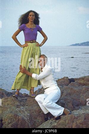 Modèle américain Marisa Berenson avec le créateur de mode français-italien Loris Azzaro. Saint-Tropez, 1975 Photo Michael Holtz Banque D'Images