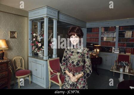 Denise Fabre à Paris (ou à Neuilly-sur-Seine) fin de l'année 1970. Elle a travaillé à cette époque sur la deuxième chaîne de l'ORTF. Photo Michael Holtz Banque D'Images