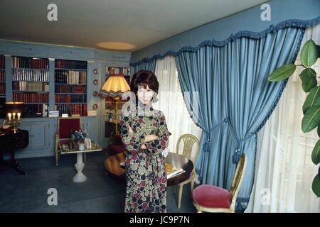 Denise Fabre à Paris (ou à Neuilly-sur-Seine) fin de l'année 1970. Elle a travaillé à cette époque sur la deuxième chaîne de l'ORTF. Photo Michael Holtz Banque D'Images