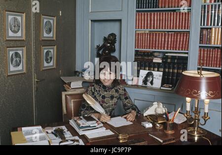 Denise Fabre à Paris (ou à Neuilly-sur-Seine) fin de l'année 1970. Elle a travaillé à cette époque sur la deuxième chaîne de l'ORTF. Photo Michael Holtz Banque D'Images