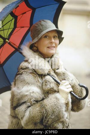 L'actrice française Michèle Morgan dans la cour de l'hôtel Lambert (situé sur l'Île Saint-Louis), où elle a vécu jusqu'en 1976. Photo Michael Holtz Banque D'Images