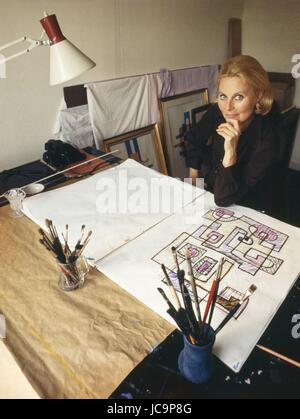 L'actrice française Michèle Morgan dans son appartement situé sur l'Île Saint-Louis, au dernier étage de l'hôtel Lambert. Elle y vécut jusqu'en 1976. Photo Michael Holtz Banque D'Images