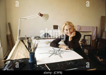 L'actrice française Michèle Morgan dans son appartement situé sur l'Île Saint-Louis, au dernier étage de l'hôtel Lambert. Elle y vécut jusqu'en 1976. Photo Michael Holtz Banque D'Images