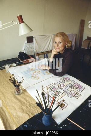 L'actrice française Michèle Morgan dans son appartement situé sur l'Île Saint-Louis, au dernier étage de l'hôtel Lambert. Elle y vécut jusqu'en 1976. Photo Michael Holtz Banque D'Images