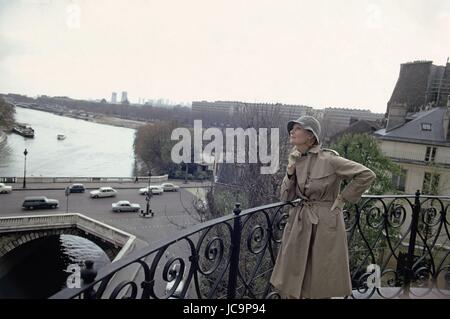 L'actrice française Michèle Morgan sur le balcon de l'hôtel Lambert (situé sur l'Île Saint-Louis), où elle a vécu jusqu'en 1976. Photo Michael Holtz Banque D'Images