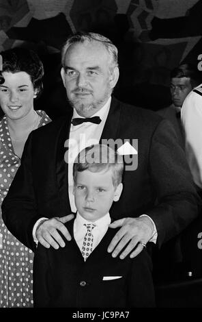 La Famille princière monégasque assister à une soirée organisée par la Bégum Aga Khan Parveen Om (Yvette Labrousse) : Rainier III et le Prince Albert de Monaco. c.1965 Photo Michael Holtz Banque D'Images