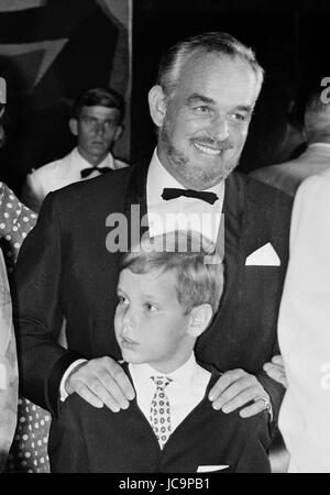 La Famille princière monégasque assister à une soirée organisée par la Bégum Aga Khan Parveen Om (Yvette Labrousse) : Rainier III et le Prince Albert de Monaco. c.1965 Photo Michael Holtz Banque D'Images