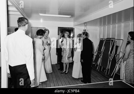 La Famille princière monégasque assister à une soirée organisée par la Bégum Aga Khan Parveen Om (Yvette Labrousse) : Om Begum Aga Khan Parveen et Grace de Monaco dans l'arrière-plan. c.1965 Photo Michael Holtz Banque D'Images