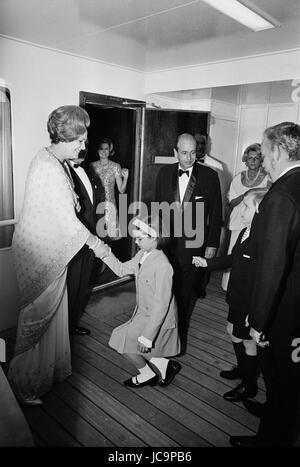 La Famille princière monégasque assister à une soirée organisée par la Bégum Aga Khan Parveen Om (Yvette Labrousse) : La Princesse Caroline de Monaco saluant la Begum Aga Khan Parveen Om. c.1965 Photo Michael Holtz Banque D'Images