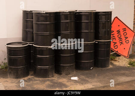 Grand Noir de barils de déchets empilés Banque D'Images