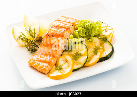 Pavé de saumon avec des tranches de courgettes et les courgettes, la laitue et garnir de citron de l'aneth frais pour un délicieux plateau de fruits de mer ou d'apéritif Banque D'Images