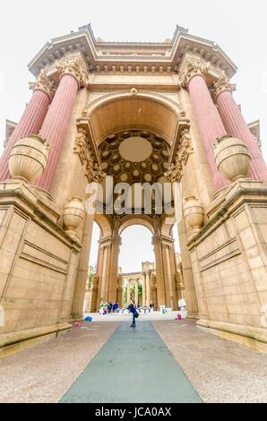 Vue de la coupole rotonde du Palais des Beaux Arts à San Francisco, Californie, États-Unis d'Amérique. Une colonnade Grecque romaine architecture avec statues et sculptures autour d'un lagon. Banque D'Images