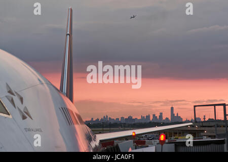 Boeing 747 de la Lufthansa se prépare pour le départ de l'aéroport sur juin 09,2015 à New York, États-Unis d'Lufthansa est une compagnie aérienne allemande et plus grande compagnie aérienne de Banque D'Images