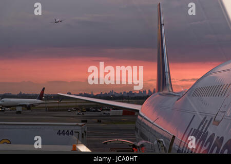 Boeing 747 de la Lufthansa se prépare pour le départ de l'aéroport sur juin 09,2015 à New York, États-Unis d'Lufthansa est une compagnie aérienne allemande et plus grande compagnie aérienne de Banque D'Images