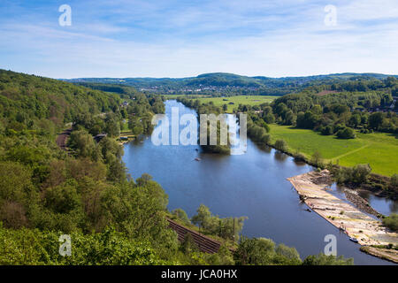 L'Allemagne, la Ruhr, vue depuis le Berger monument sur la colline de Hohenstein à Witten dans la rivière Ruhr. Banque D'Images