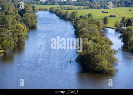 L'Allemagne, la Ruhr, vue depuis le Berger monument sur la colline de Hohenstein à Witten dans la rivière Ruhr. Banque D'Images