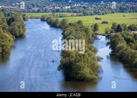 L'Allemagne, la Ruhr, vue depuis le Berger monument sur la colline de Hohenstein à Witten dans la rivière Ruhr. Banque D'Images