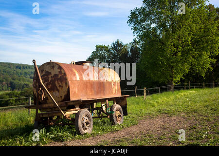 L'Allemagne, l'ancienne remorque avec réservoir d'eau pour le bétail dans un champ près de Wetter-Vosshoefen. Banque D'Images